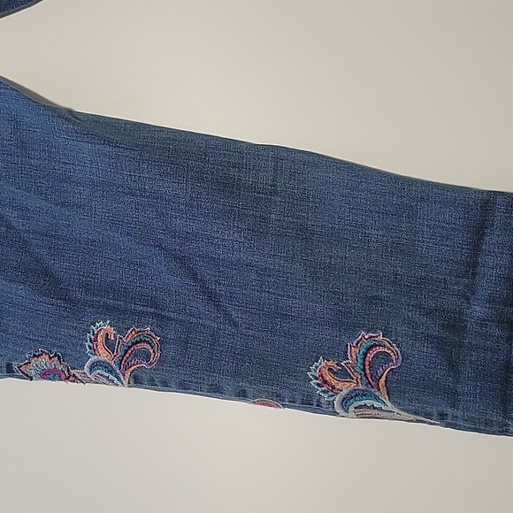 Chico's Blue Embroidered Cropped Jeans Sz 2.5 - Picture 11 of 16